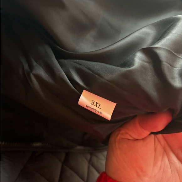 Quilted Black Sleeveless Puffer Vest - Picture 8 of 8